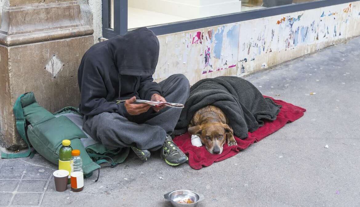 支持街友團結抗爭，爭取體面生活！