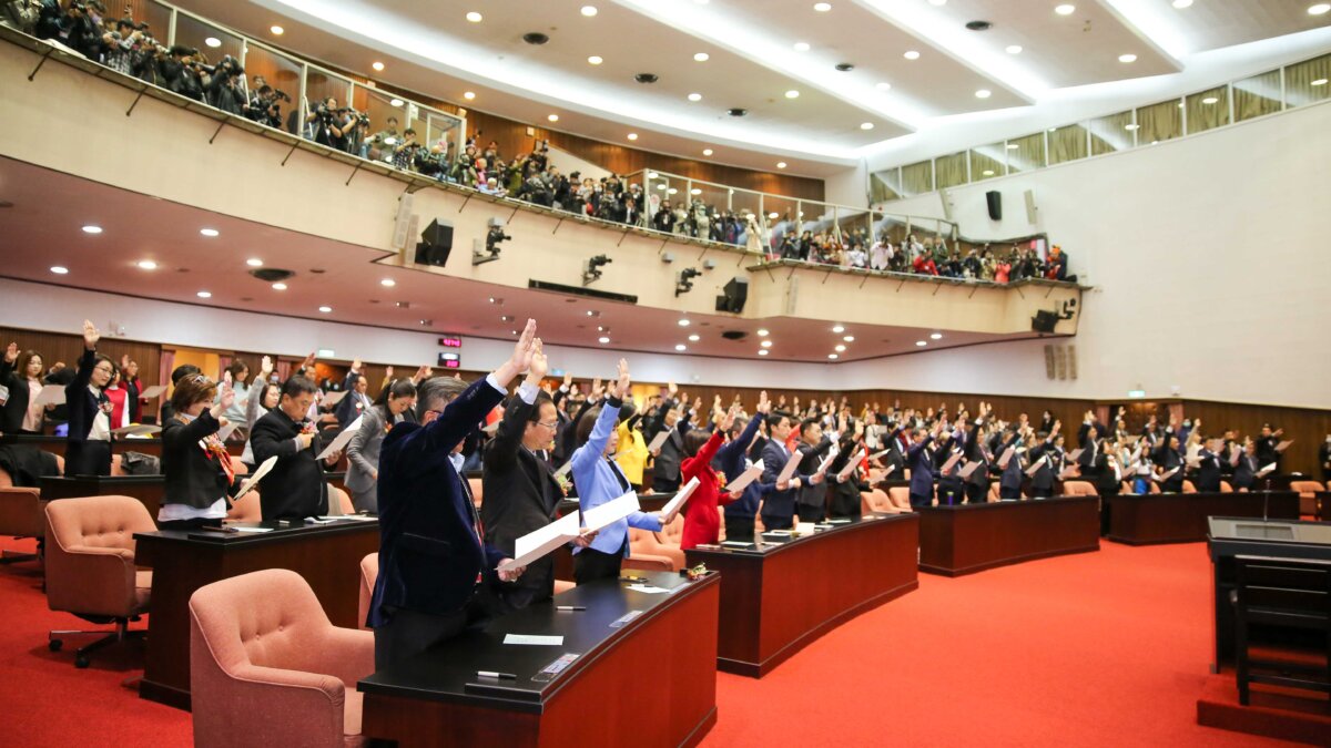 要讓富豪們的代表把持立法權，還是讓工人階級的政治代表改變社會？